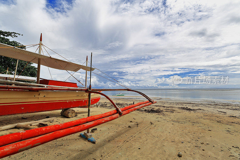 村里的小船或小船上岸。 Punta Ballo 海滩-Sipalay-菲律宾。 0300